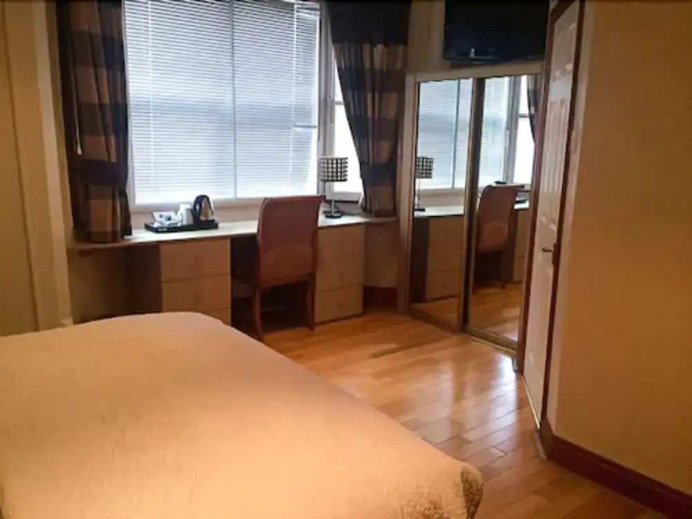 Thameside Hotel
