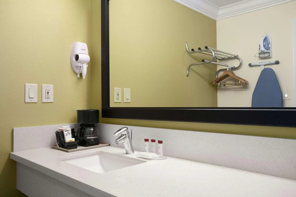 Solara Inn and Suites