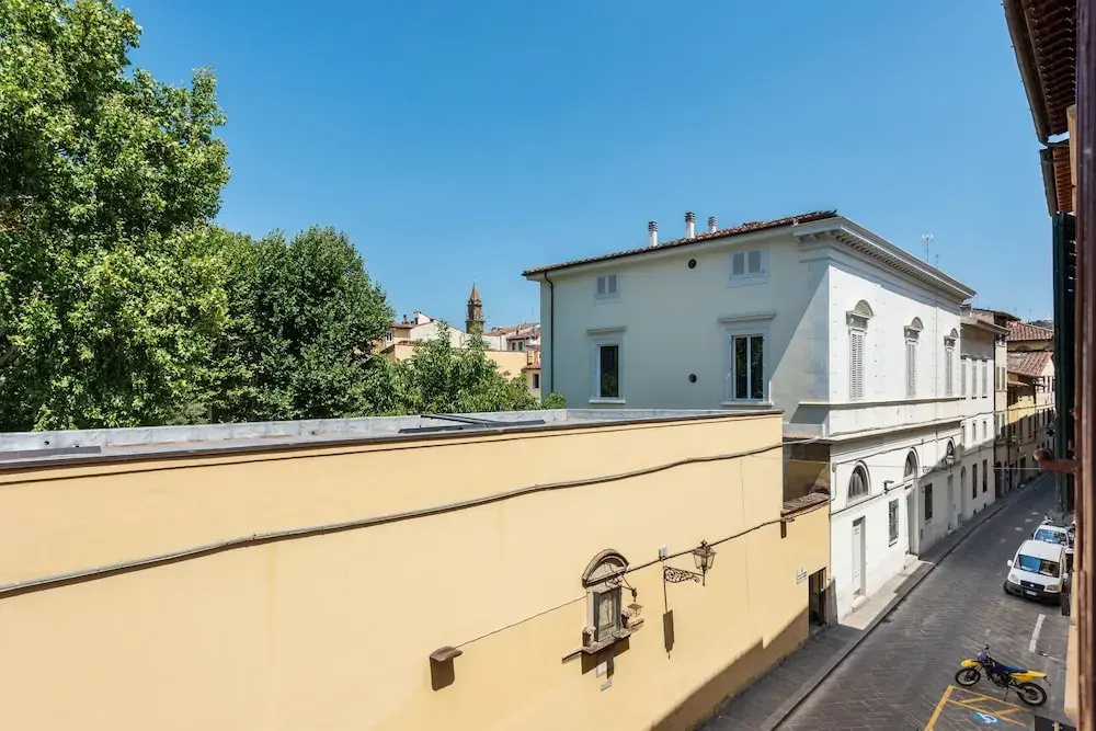 Pitti Large Apartment With Balcony