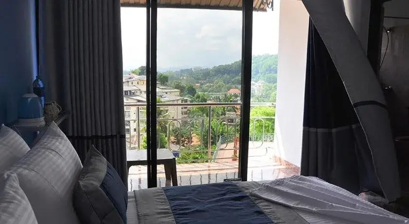 Kandy IVY Banks Lake View Resort
