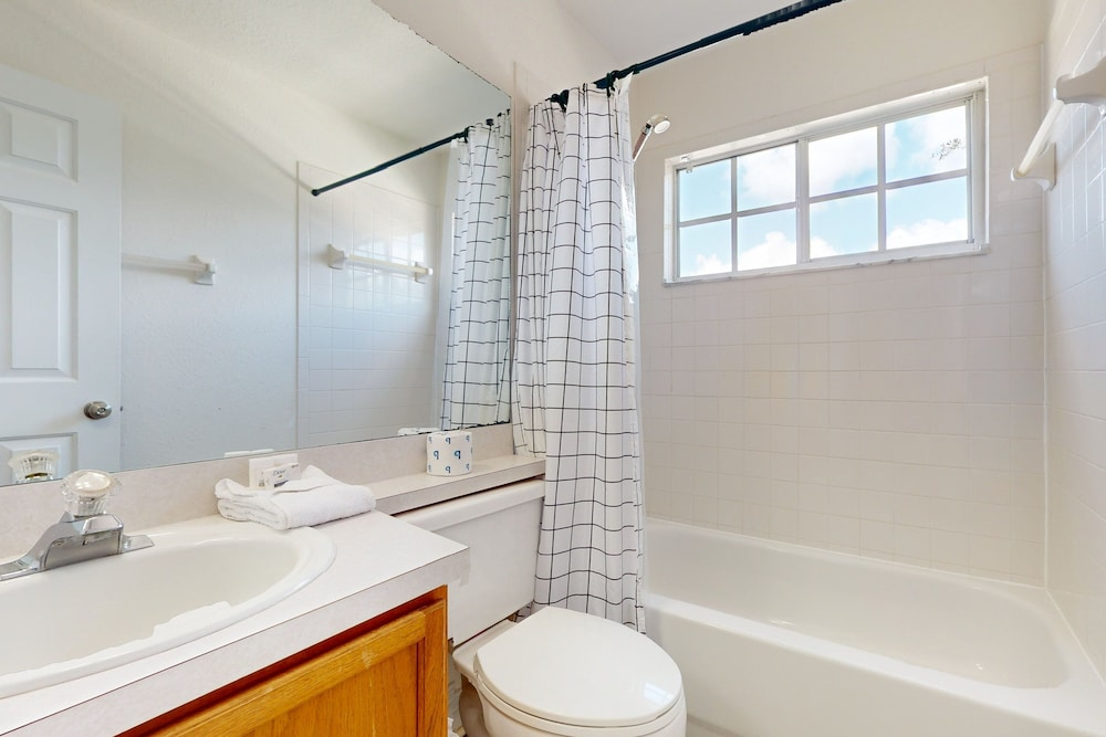 Easy-to-reach Home With Private Screened Pool, Lanai, & AC - Snowbird-friendly