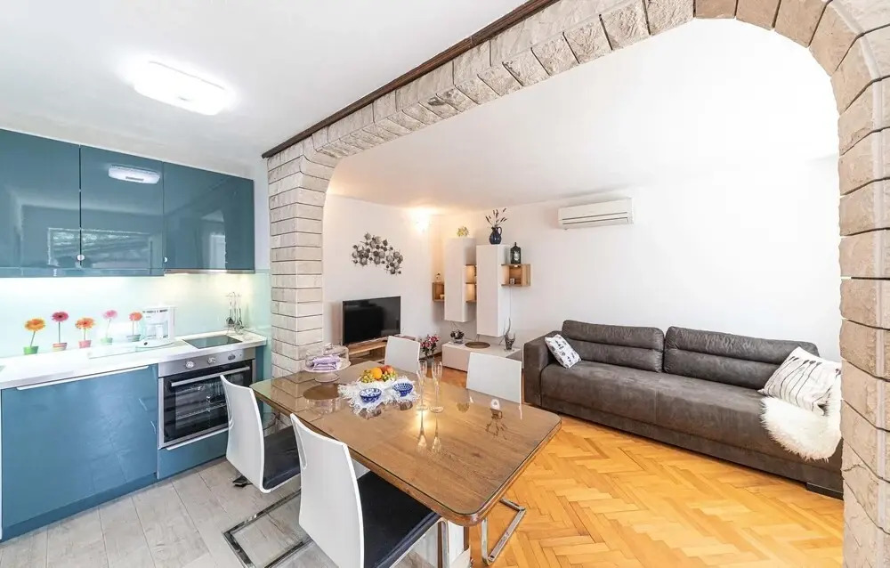 Amazing Home in Okrug Donji with WiFi, 5 Bedrooms & Hot Tub