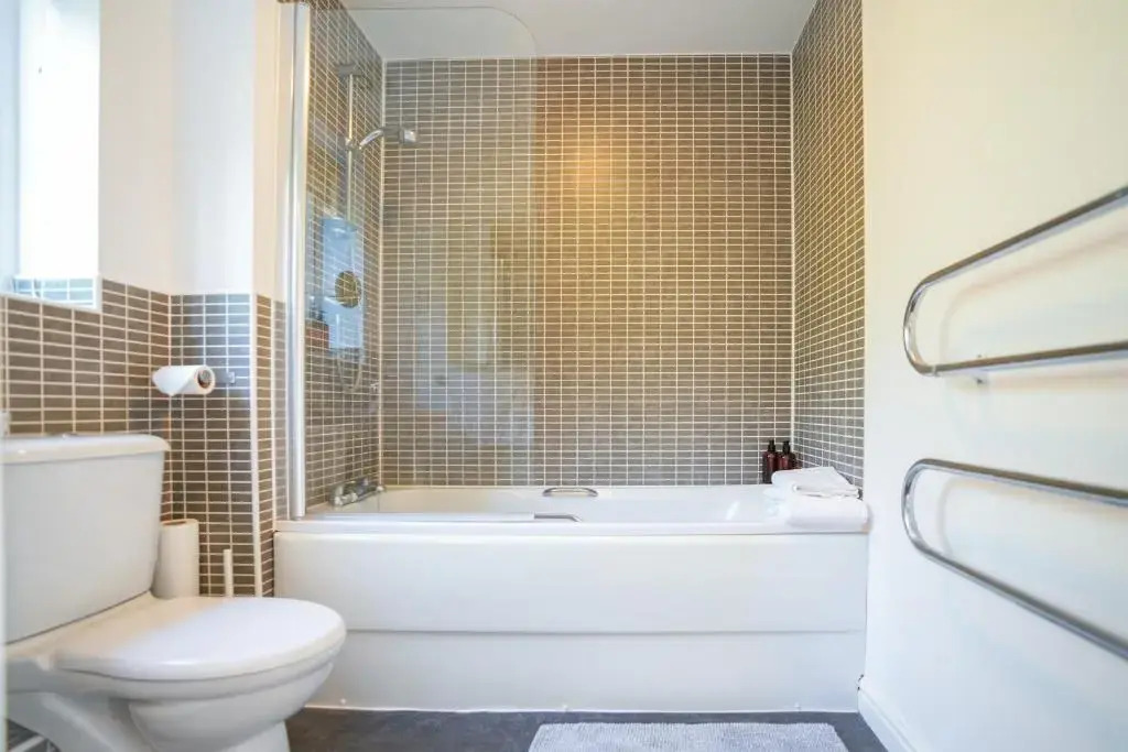 Rowsby Court - Stylish Apartment with Private Parking