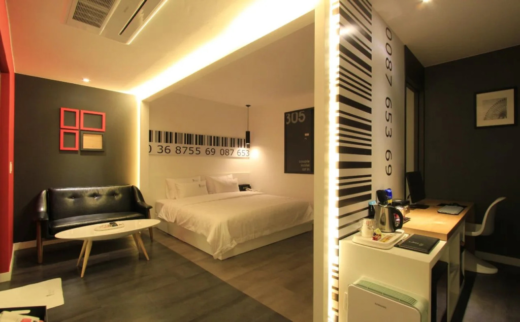 Couple Hotel