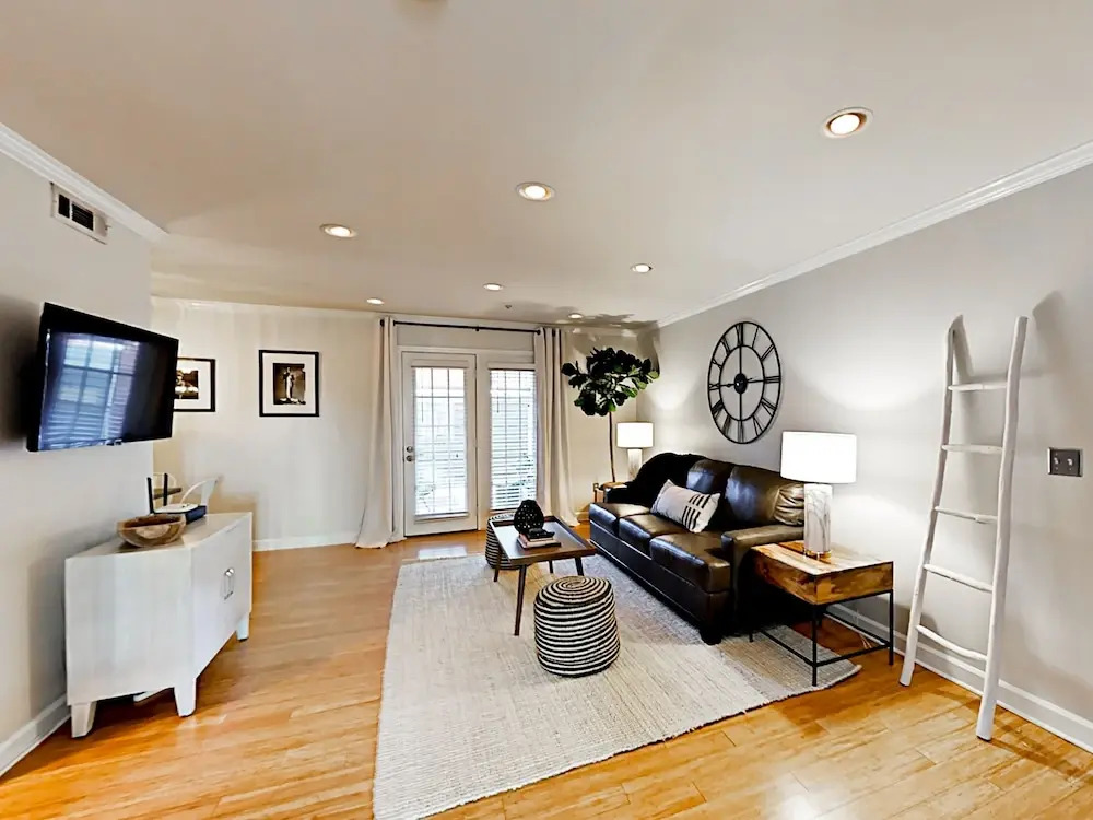 Chic SoBro - 1 Br Apts