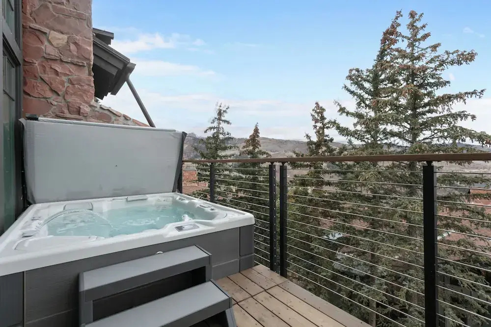 Stag Lodge 3BR Views, Hot Tub, Ski Access Condo