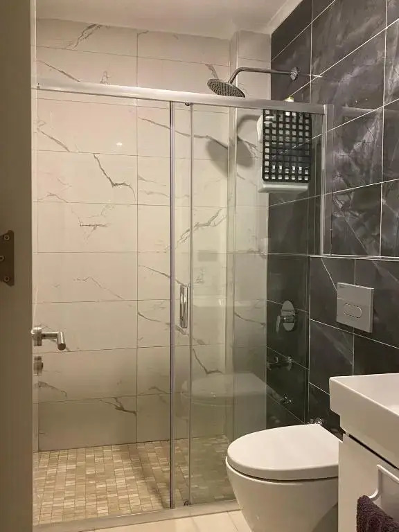 cozy 2 bedroom condo with pool and amenities