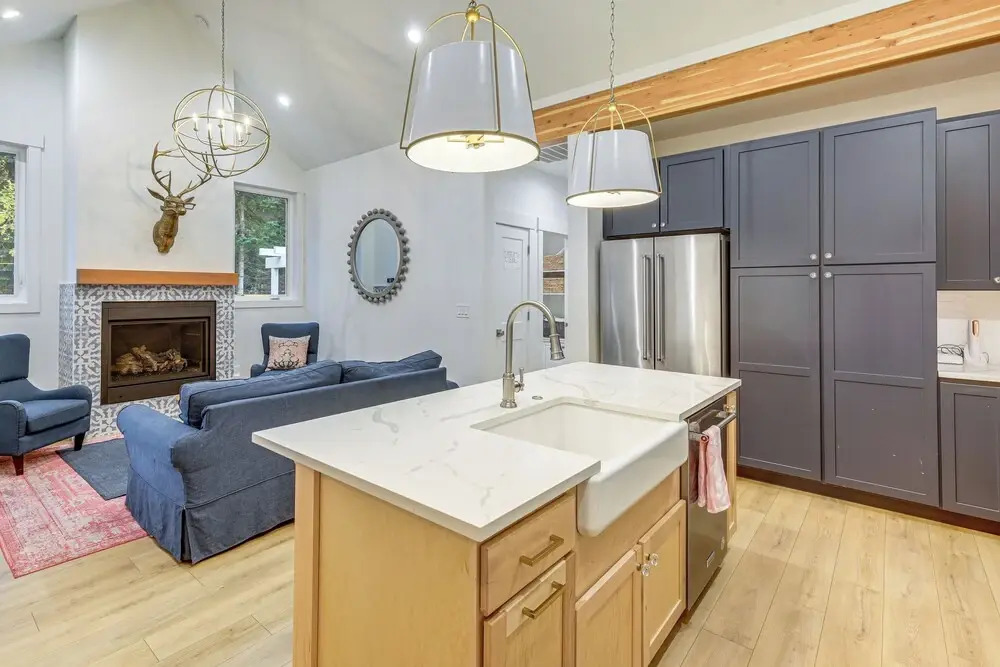 2 Mi to Payette Lake: Charming Cottage w/ Hot Tub!