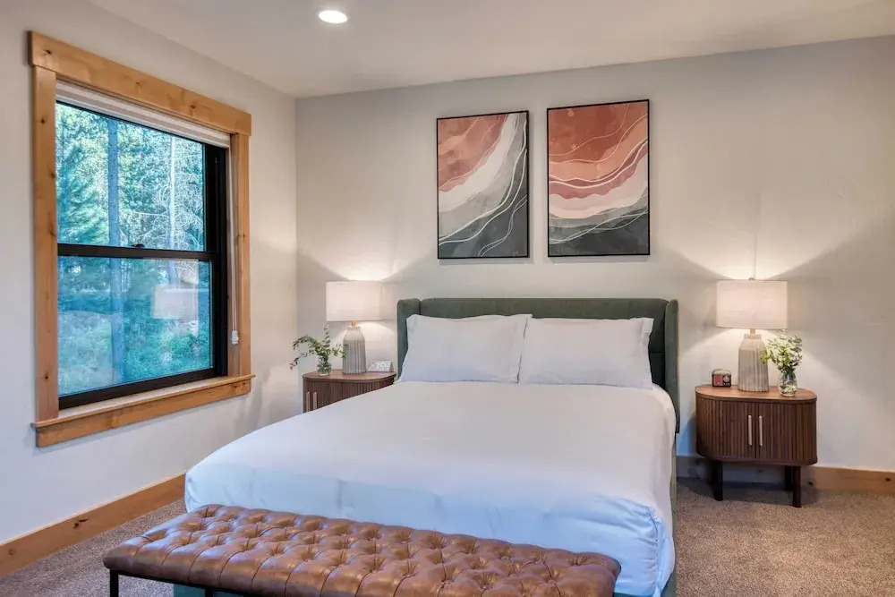 Spring River Retreat by Avantstay Lakefront Luxury w/ Hot Tub, Game Room & Near Bend
