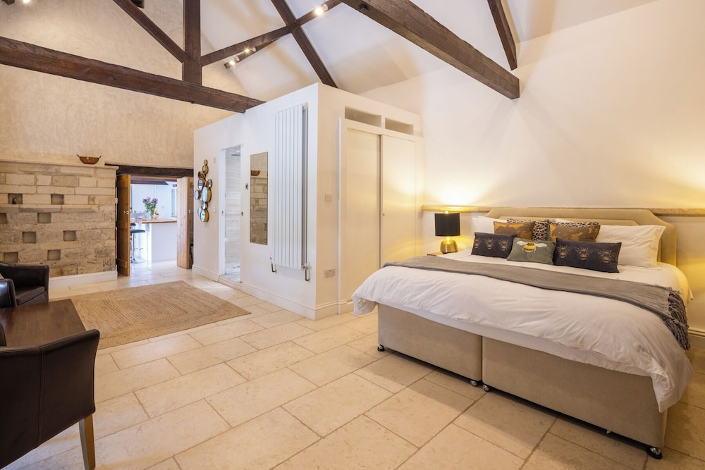 The Dovecote, Rowden Manor- Sleeps 6 & Parking