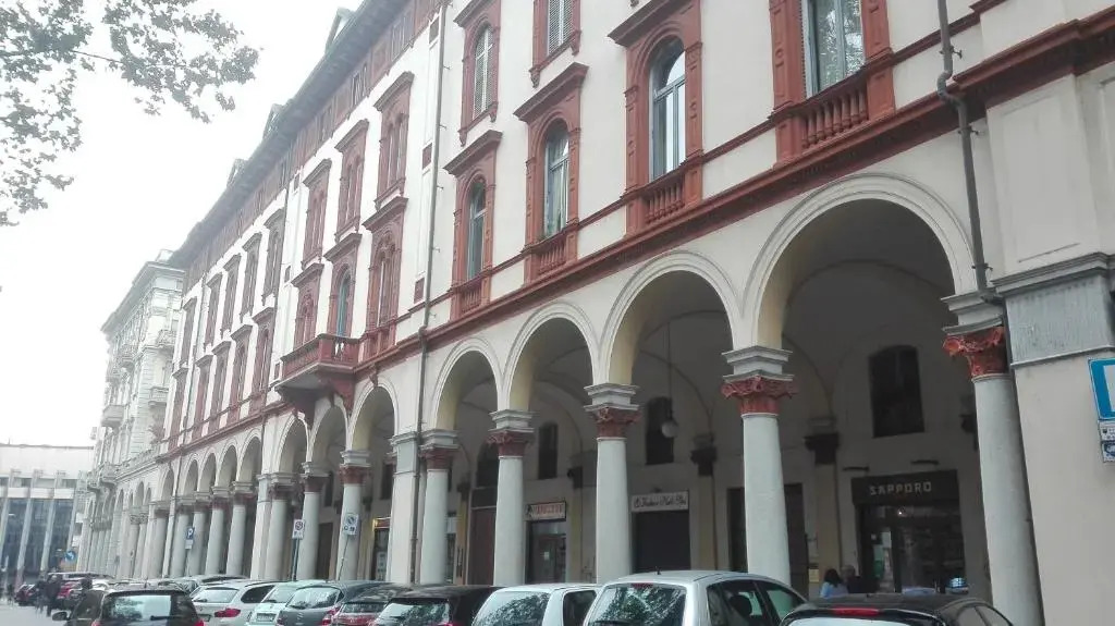 "Lo charme" a 5 minuti a piedi da Ospedale ed Universita',a 30 minuti dai Laghi e 40 minuti da Milano