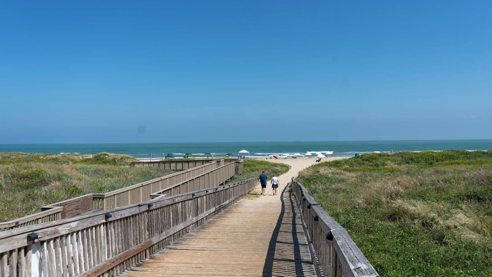 Fresh &bright 1BR Condo - Poolview & Steps to Beach