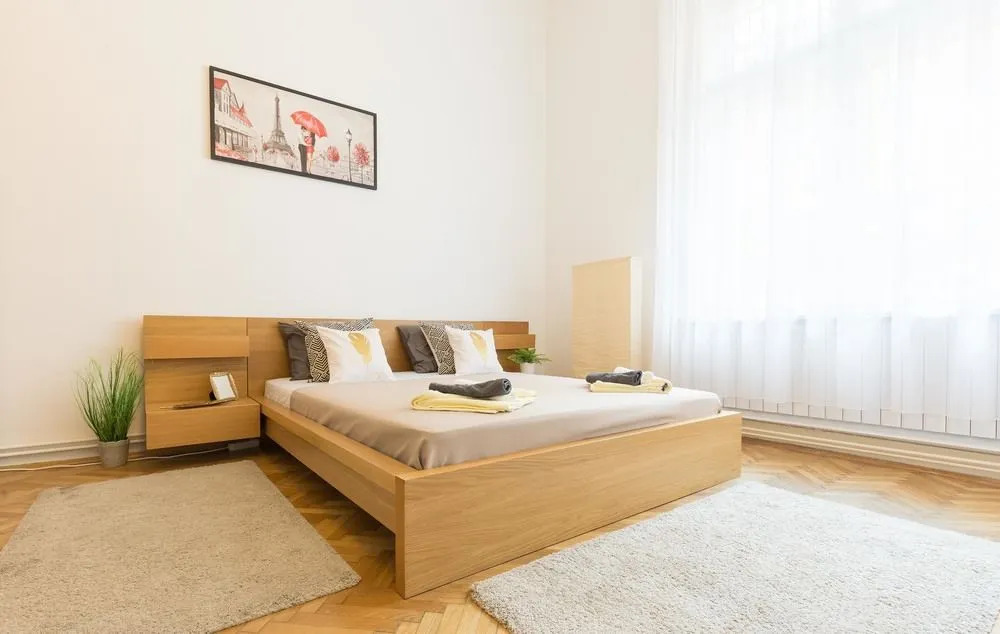 Real Apartments Lovag