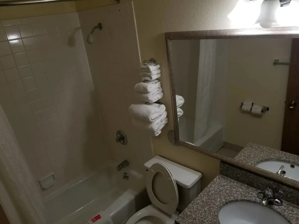Clarion Pointe Bettendorf - Quad Cities