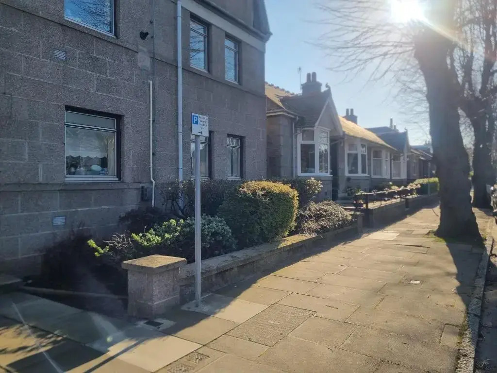 Lovely 2 Bedroom Apartment With Private Parking