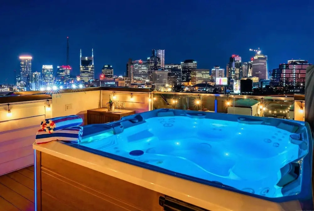 Rooftop Hot Tub City Views Pac-man Pool Table