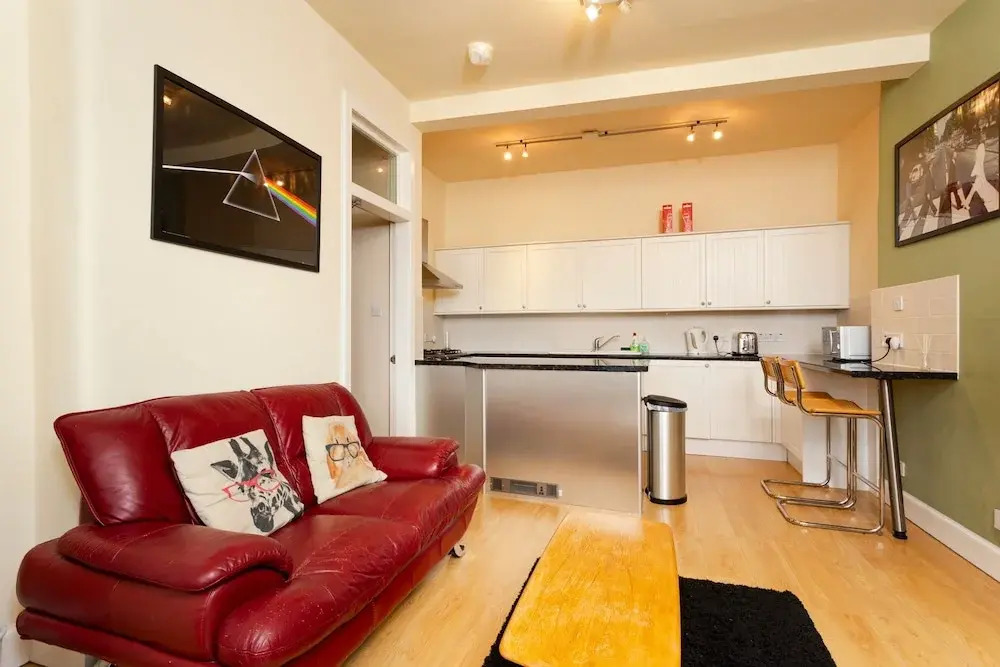1 Bedroom Apartment Overlooking Park