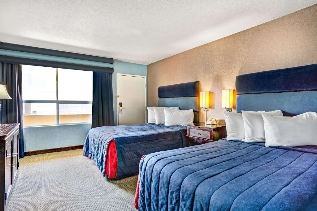 Travelodge Center Strip