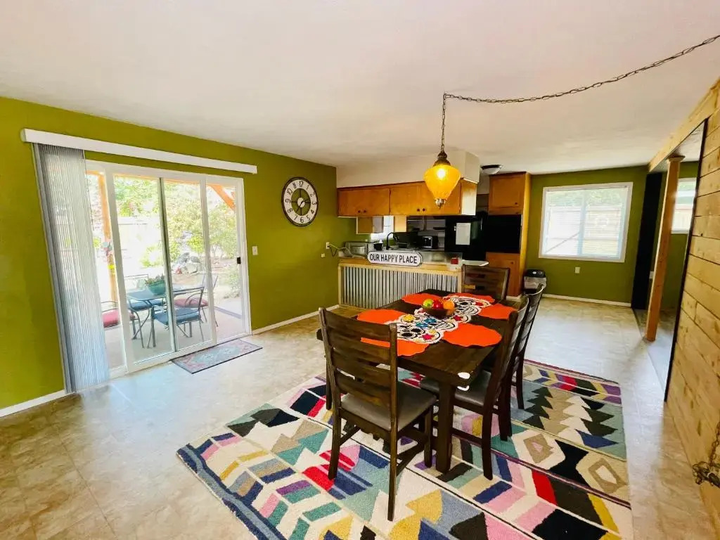 Welcome! Colorful 50's Ranch in the Heart of Eugene