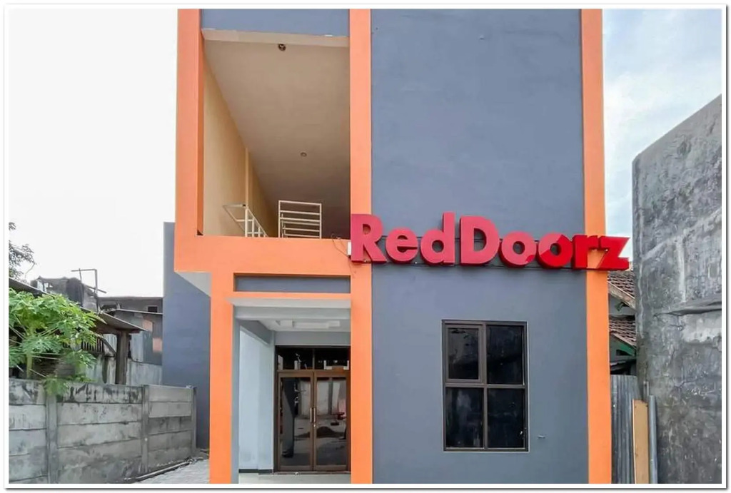 RedDoorz Syariah near T2 Juanda Airport 2