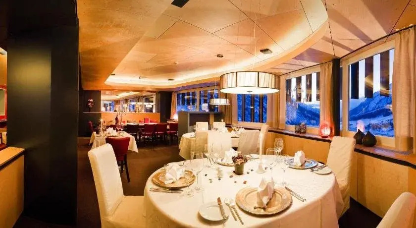 Wohlfühlhotel Hubertushof am Arlberg - Ski-In & Ski-Out - Sky Pool