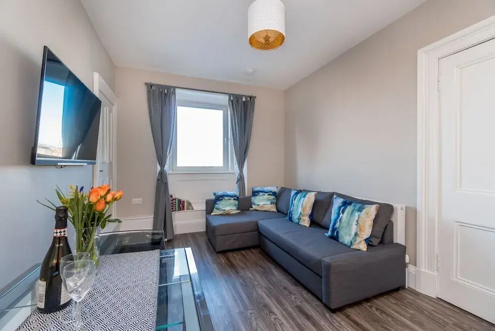 Silver Lining Charming Meadowbank Flat