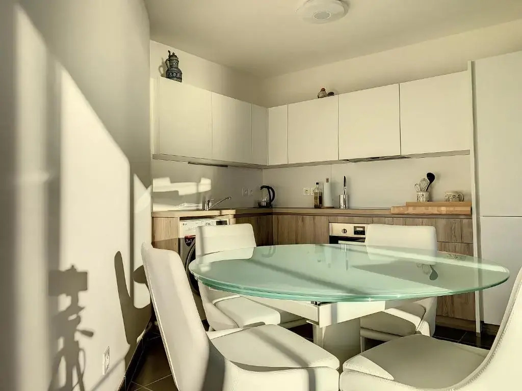 2br apartment with parking near Monaco