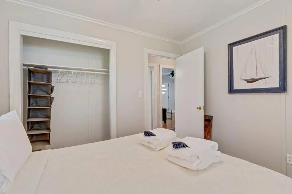 208 W Ashley - Central Location - 2 Mins to the Beach