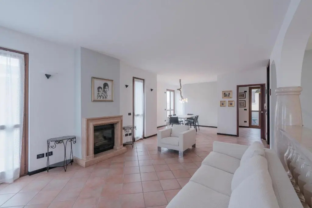 Casa Mary Tre - attico con terrazza a 2 passi dal lago