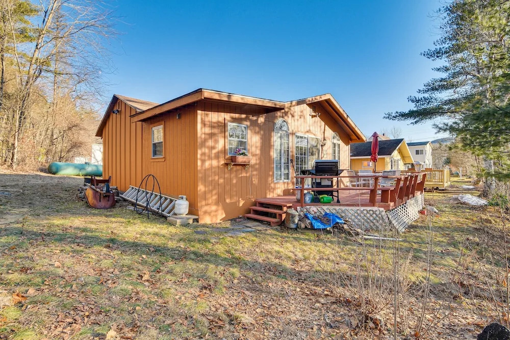 Ellis River Cottage ~ 3 Mi to Attitash Mountain!