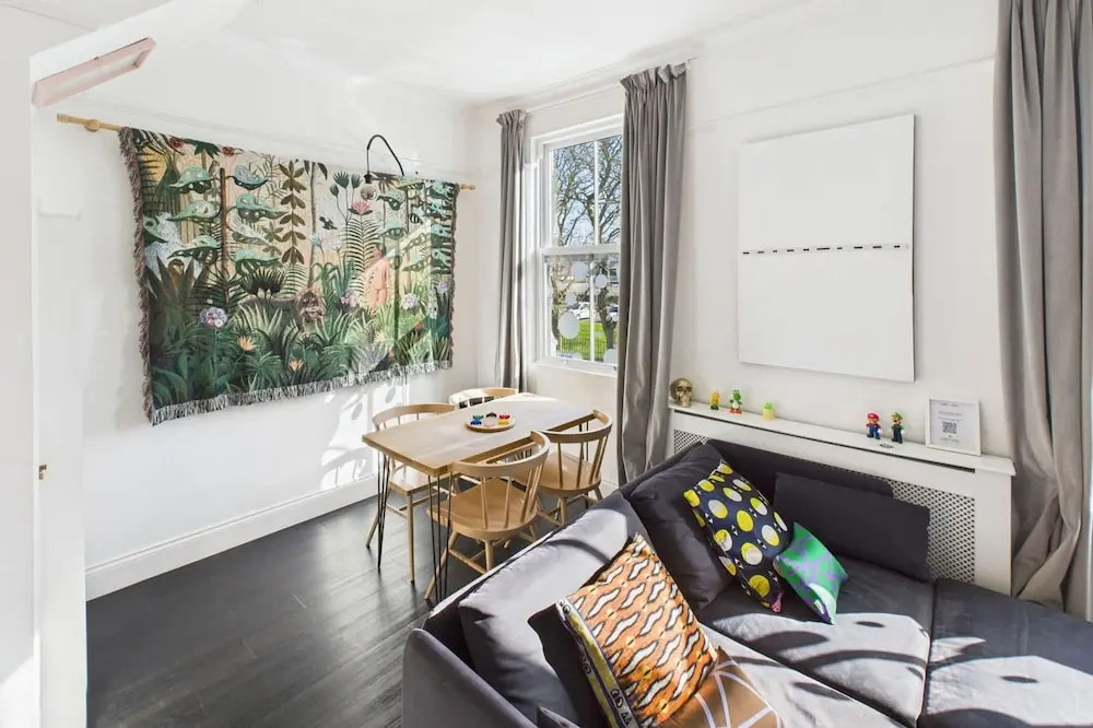 Host Stay The Artists Pad