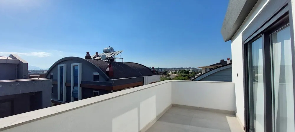 Professionally Maintained Spacious New Suites 6