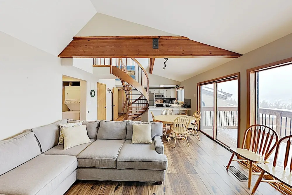 Top-floor W/ Deck & Expansive Mountain Views 3 Bedroom Condo