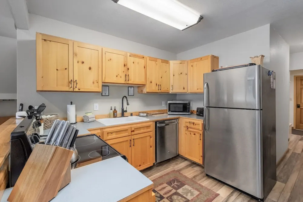 Alpine Lake Escape On Fish Lake 3 Bedroom Home by NW Comfy Cabins by RedAwning