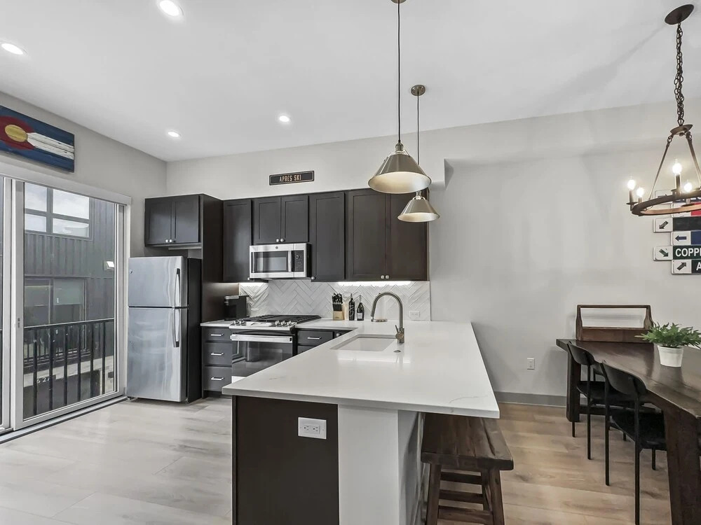 58b 2br 3ba 2 Bedroom Townhouse by RedAwning