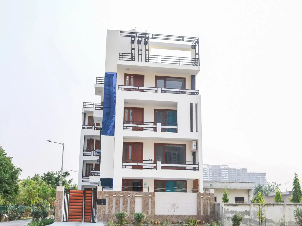 Oyo 14729 Noida Sky
