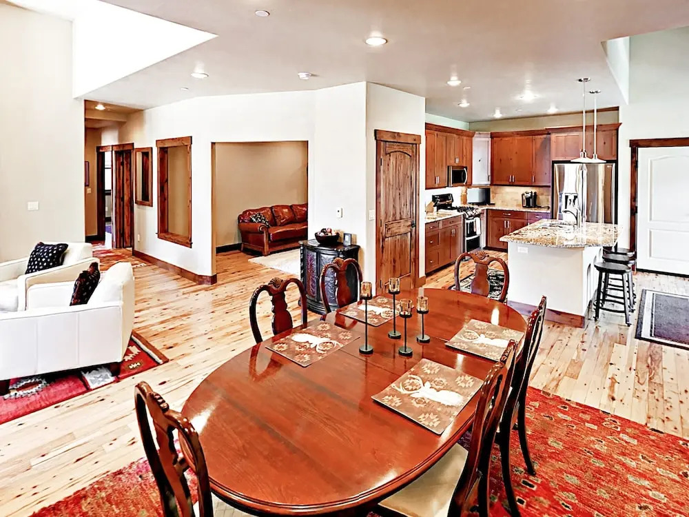 Sleek 3br, 3ba W/hot Tub, 3 Patios, Mountain Views 3 Bedroom Condo