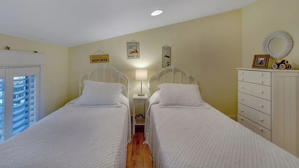 Dog-friendly Gulf Side Cottage & 6 Minutes to Beach + Community Pool & Bikes
