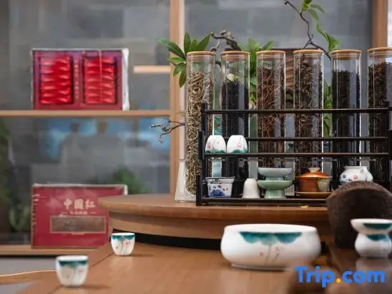Moshang Qingya Hot Spring Hotel (Tengchong Main Urban Area Wenxing Building)