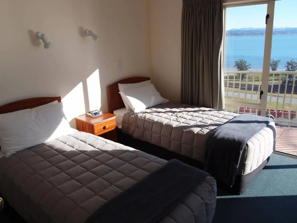 Breakwater Cottage - Napier Holiday Home