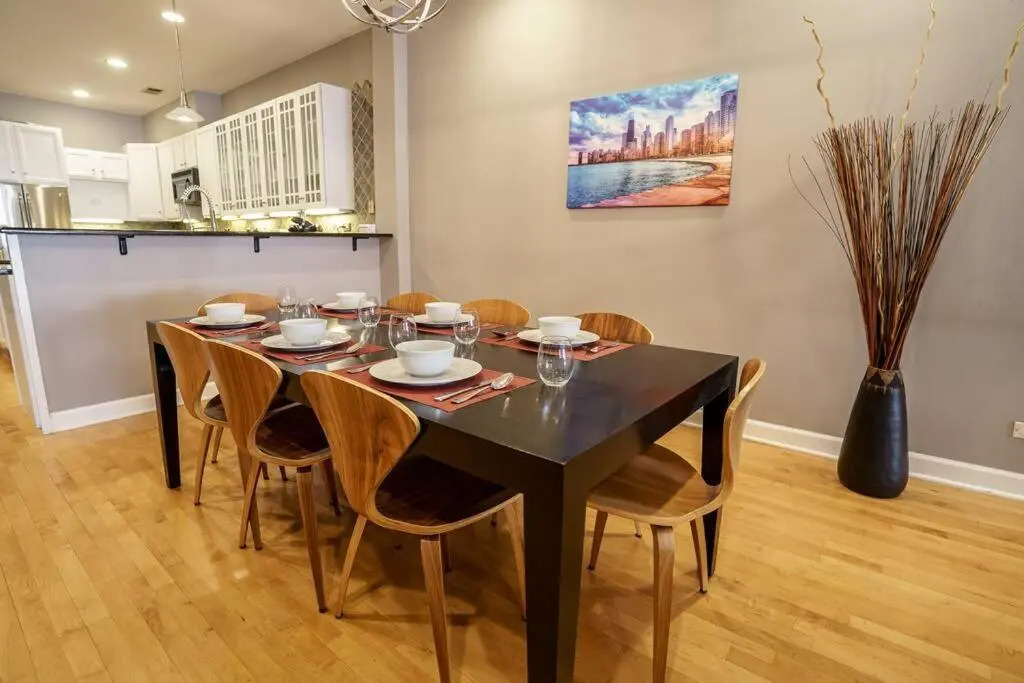 River North 3BR/2BA: HUGE, Parking, Center Chicago