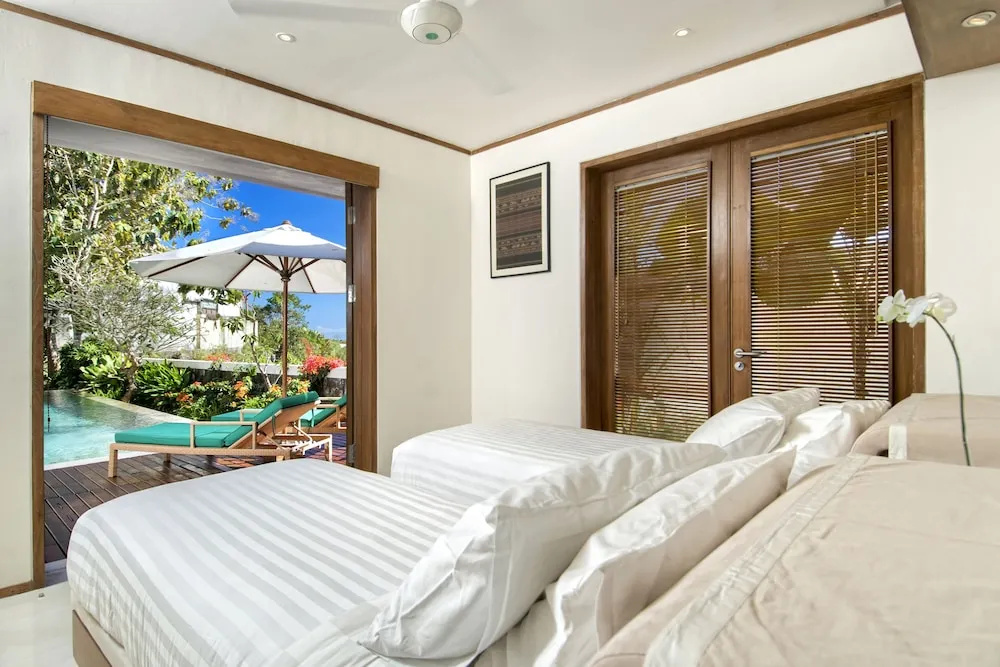 Villa Champa - Family Friendly Accessible villa inc Pool Fence and Car and Driver
