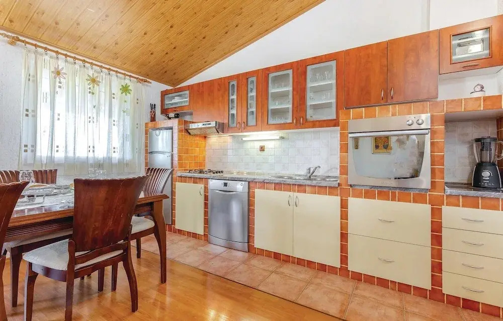 Beautiful Home in Donji Zagon With Wifi and 6 Bedrooms