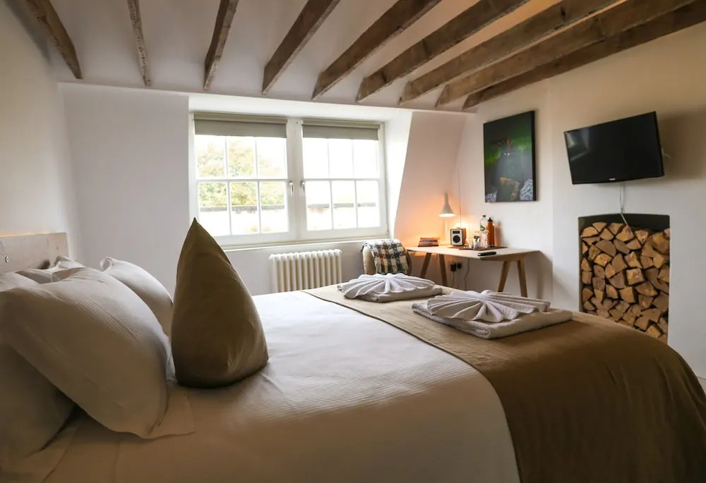 4 Berkeley Square I Boutique Apartments