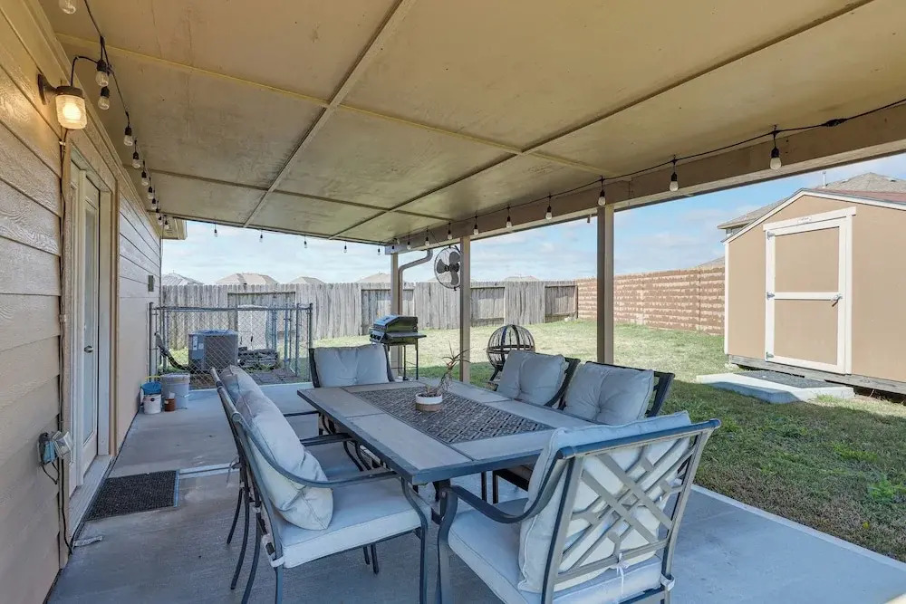 12 Mi to Beach: Texas Gulf Coast Home w/ Fire Pit