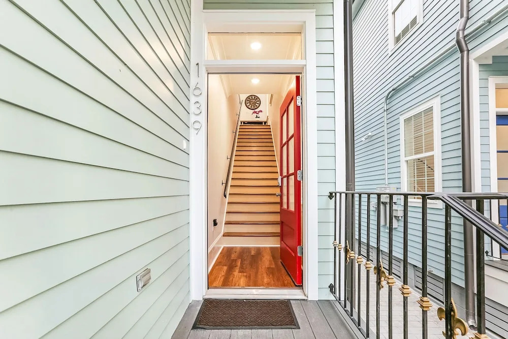 Spacious 5 BR Retreat with Pool - Near It All