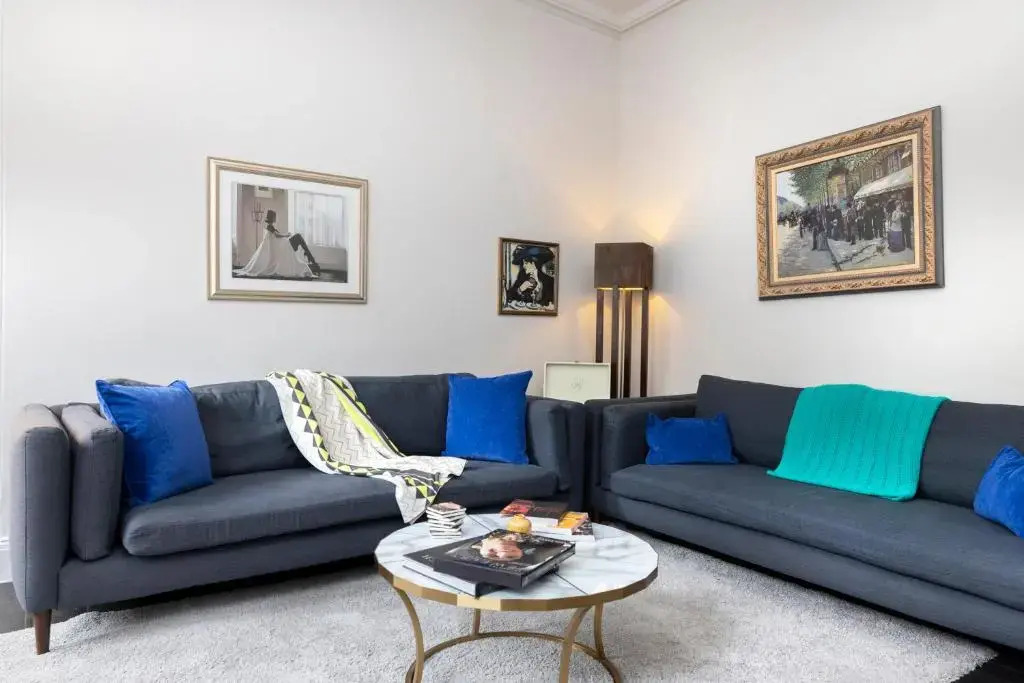 ALTIDO Sophisticated and Bright 4BR apt near Edinburgh Castle