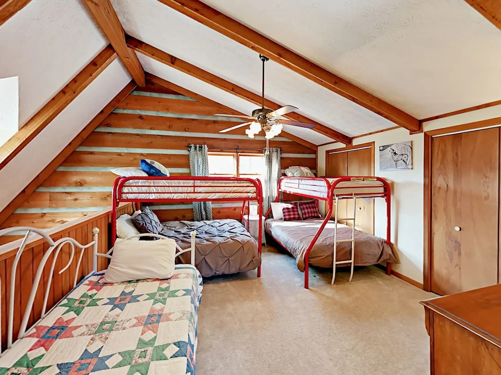 1065 E Foothills Dr Cabin 3 Bedrooms 3 Bathrooms Cabin