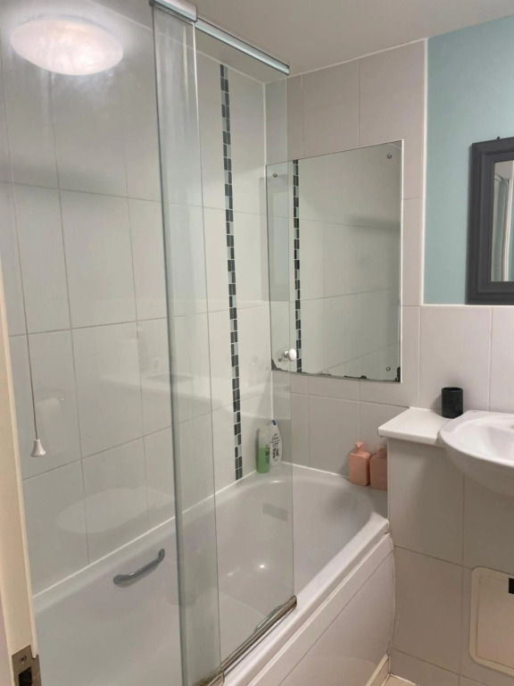 Spacious Apartment near Heathrow with Parking for 2 Cars