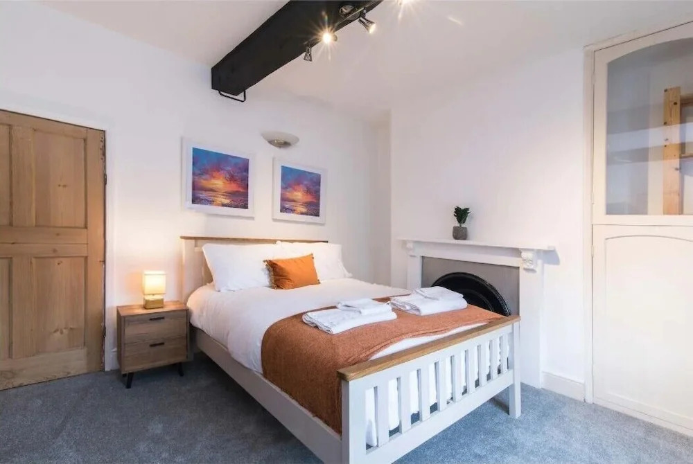 Modern Spacious 4 Bed House with WiFi